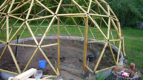 Теплица из дерева своими руками. Пошаговая инструкция по строительству деревянной теплицы: лучшие идеи, сочетание материалов, чертежи и советы огородников