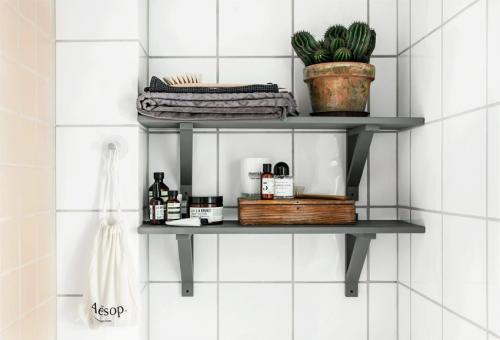 Как расположить полки в ванной комнате размером 2х2 07