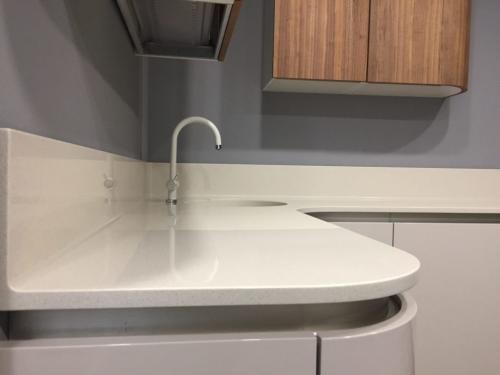 Какие преимущества имеют мебельные плинтусы для кухонных столешниц по сравнению с другими типами плинтусов. Нужен ли кухонный плинтус на столешнице. Альтернативы.