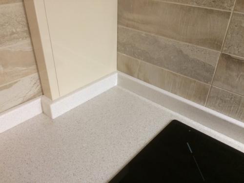 Как выбрать мебельные плинтусы для кухонных столешниц под конкретный дизайн кухни. Плинтус для кухни — рекомендации по выбору. Установка кухонного плинтуса. 120 фото плинтусов для кухни лучшего качества!