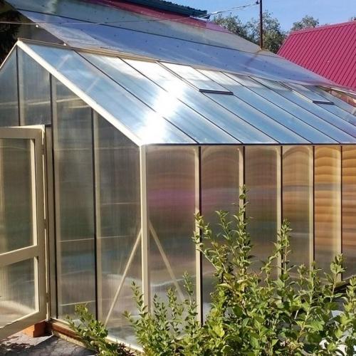 Прямоугольная теплица с двускатной крышей. Что такое двускатная теплица с крышей «домиком»