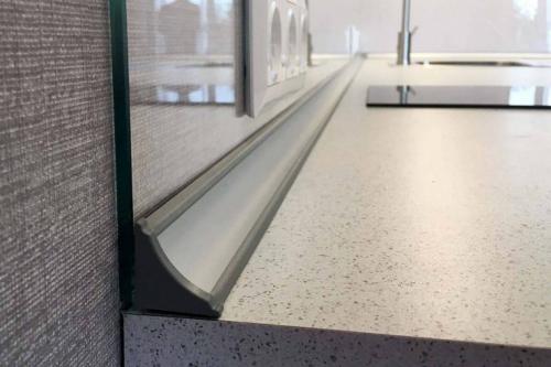 Как закрепить плинтус на кухне. Способы монтажа