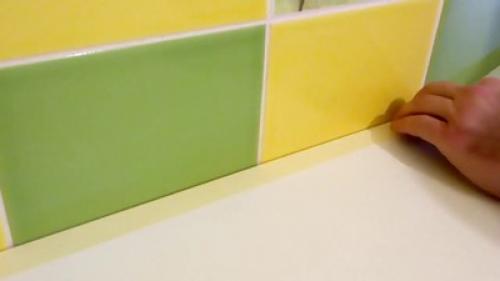 Можно ли установить плинтус на существующую кухонную столешницу. Как правильно установить кухонный плинтус на столешницу?