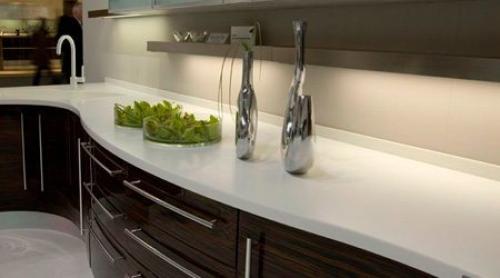 Как узнать, насколько алюминиевый кухонный плинтус для столешницы прочный. Виды изделий