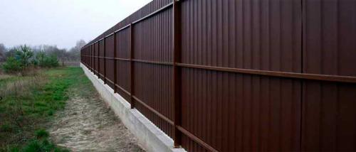 Забор из профнастила с бетонным основанием. Ленточный фундамент для забора из профлиста.