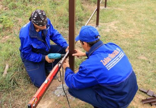 Забор своими руками: пошаговая инструкция. Металлический забор из профлиста и штакетника своими руками: пошаговая инструкция