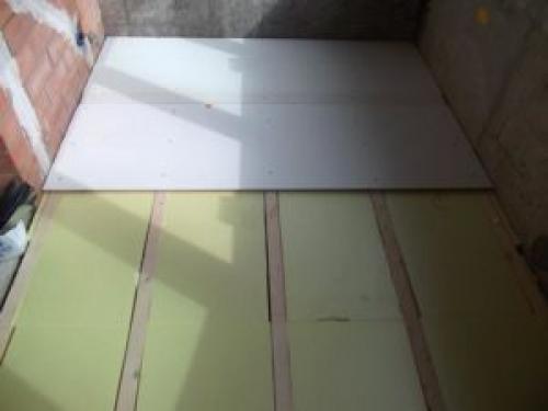 Какие материалы используются для бетонной стяжки по деревянным лагам. Варианты монтажа сухой стяжки