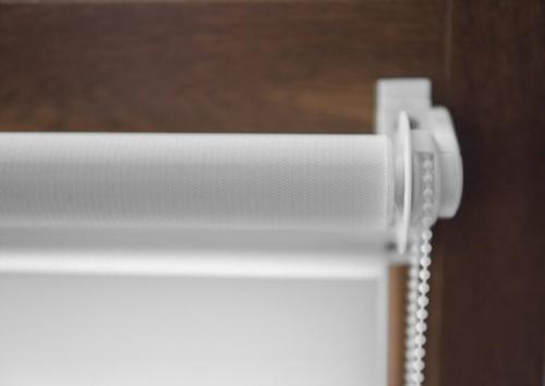 Как установить рулонную штору на окно с балконным открытием. Фиксация на проем окна