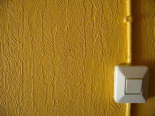 Можно ли самому поменять проводку в квартире. Замены старой или прокладка новой электропроводки —, что лучше