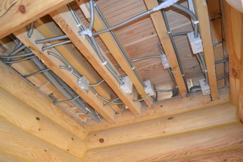 Монтаж электропроводки в квартире по потолку. Как провести проводку по потолку своими руками: подробная инструкция по прокладке электропроводки в гофре от щитка с разводкой без штробления