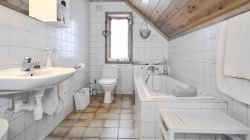 Уменьшение стоимости строительства небольшого санузла в частном доме 07