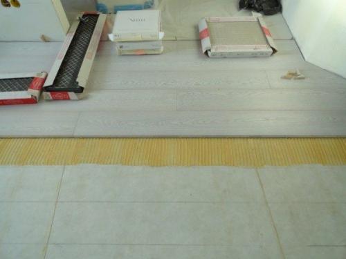 Как правильно проводить заливку клея при укладке деревянного пола на бетонное основание. Устройство деревянного пола по бетонному основанию