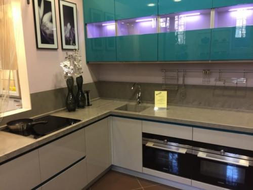 Какие размеры должен иметь кухонный плинтус для столешницы. Плинтус для кухонной столешницы. Плинтусы на столешницу