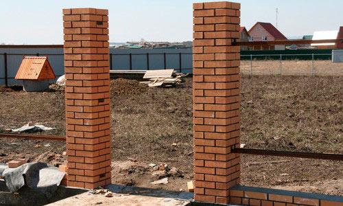 Устройство фундамента под кирпичный забор. Какой сделать фундамент для кирпичных столбов забора?