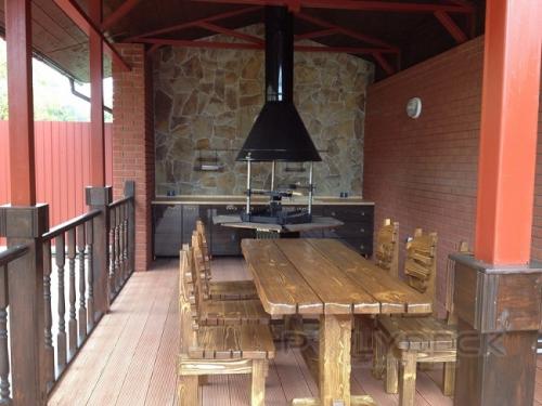 Какие предметы мебели можно использовать в беседке с мангалом. Варианты размещения барбекю