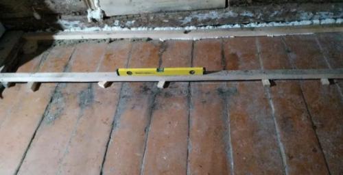 Как устранить дефекты на стяжке на деревянный пол. Выравнивание деревянного пола: 6 способов исправить кривое положение