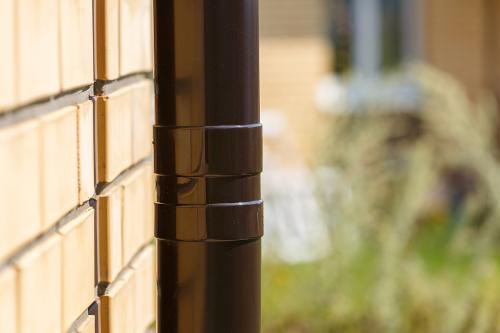 Какие факторы следует учитывать при выборе водосточной системы