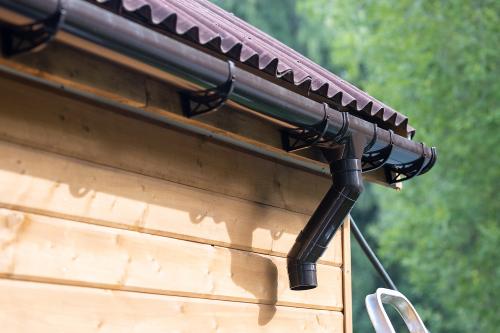 Какие материалы наиболее эффективны для водосточных систем. Рейтинг водосточных систем по материалу изготовления