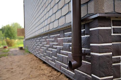 Какие материалы наиболее эффективны для водосточных систем. Рейтинг водосточных систем по материалу изготовления