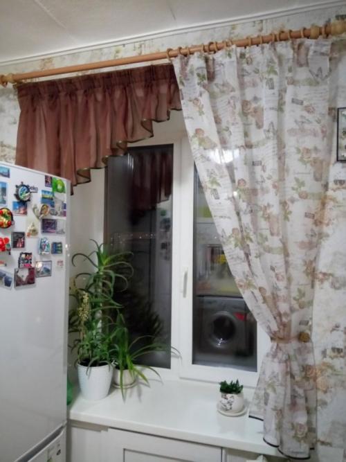 Рулонные шторы на кухне в хрущевке. Обычные шторы и занавески