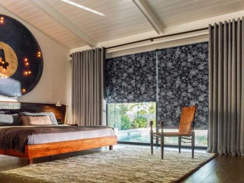 Рулонные шторы на пластиковые окна с направляющими. Рулонные шторы на пластиковые окна: как использовать шторы рулонных конструкций. 145 фото штор рулонного типа