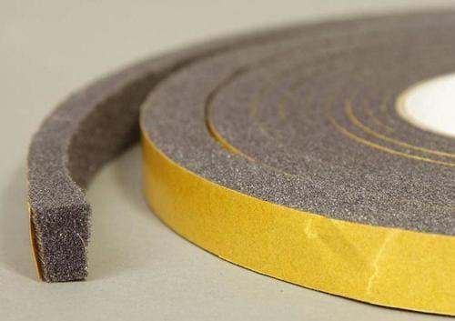 Как утеплить щели входной двери. Какой утеплитель лучше выбрать?