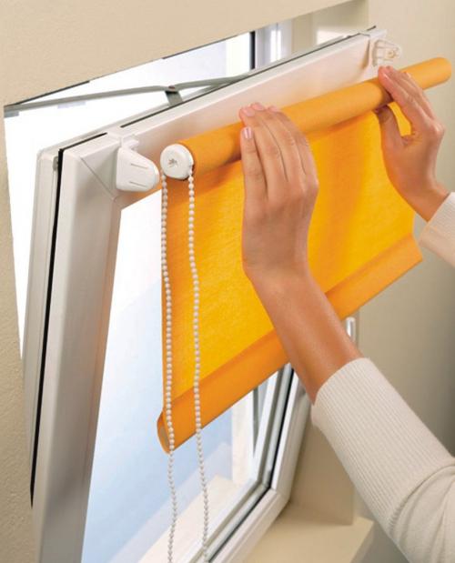 Рулонные шторы в интерьере кухни. Преимущества и недостатки