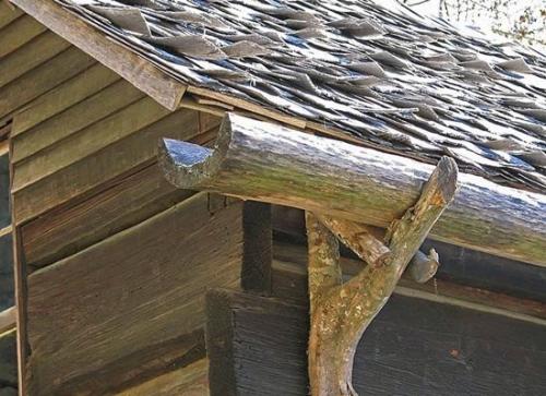 Как сделать слив с крыши на даче. Зачем нужен водосток