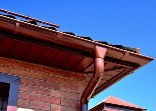 Как сделать слив с крыши на даче. Зачем нужен водосток