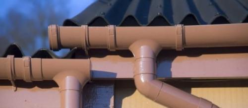 Как сделать слив с крыши на даче. Зачем нужен водосток