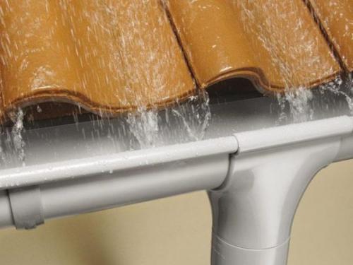 Как сделать слив с крыши на даче. Зачем нужен водосток