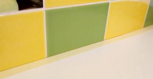 Какие инструменты и материалы необходимы для установки плинтуса для кухни на столешницу. Назначение плинтуса