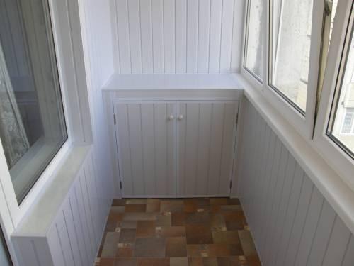 Какие недостатки имеет внутренняя отделка балкона деревянной вагонкой