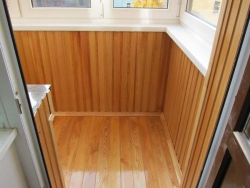 Как правильно ухаживать за внутренней отделкой балкона деревянной вагонкой. Чем обработать вагонку на балконе для защиты дерева и декоративного эффекта