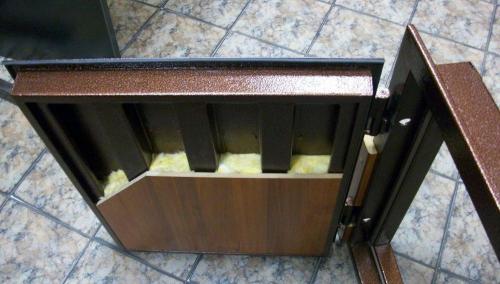 Утепление входной двери в частном доме. Утепление