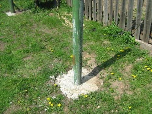 Глубина фундамента под кирпичный забор. Фундамент для забора с кирпичными столбами: как заложить его правильно