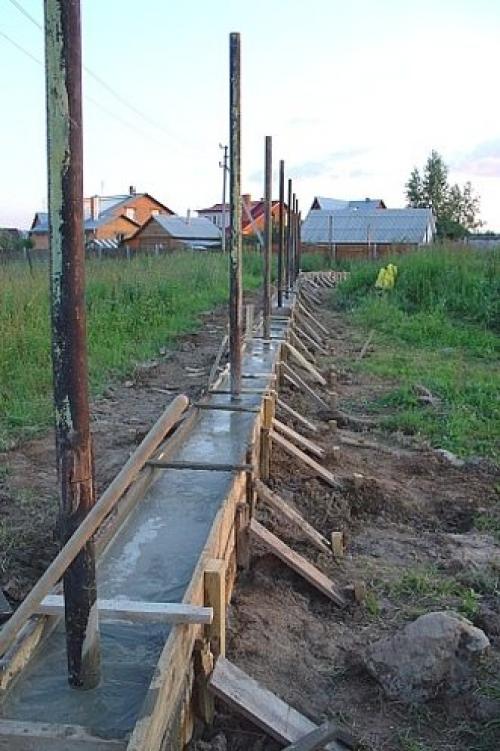 Глубина фундамента под кирпичный забор. Фундамент для забора с кирпичными столбами: как заложить его правильно