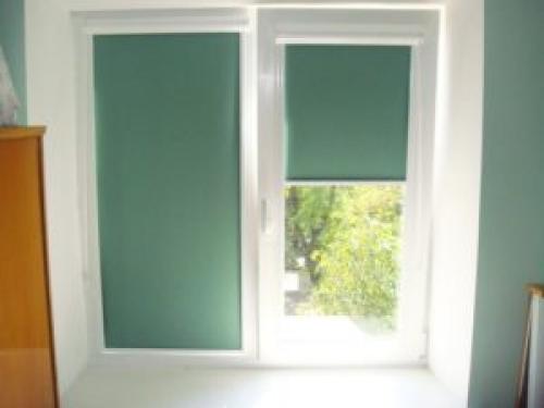 Как крепить рулонные шторы на саморезы. Крепление на пластиковые окна