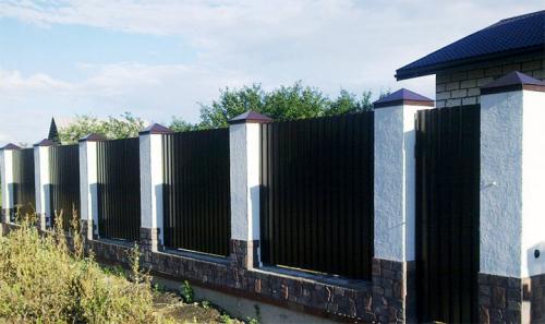 Забор с кирпичными столбами своими руками. Кладка кирпичных столбов для забора – технология строительства