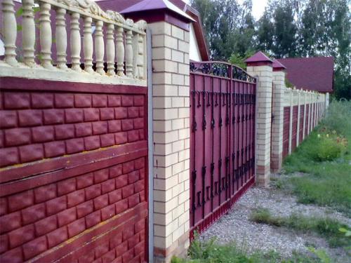 Забор с кирпичными столбами своими руками. Кладка кирпичных столбов для забора – технология строительства