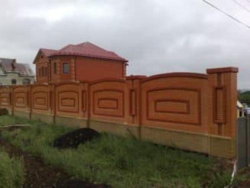 Расчет фундамента под кирпичный забор. Свойства кирпичных заборов и особенности установки фундамента для них