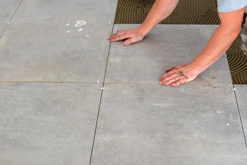 Стильная и удобная стенка на деревянном полу: советы и рекомендации 21