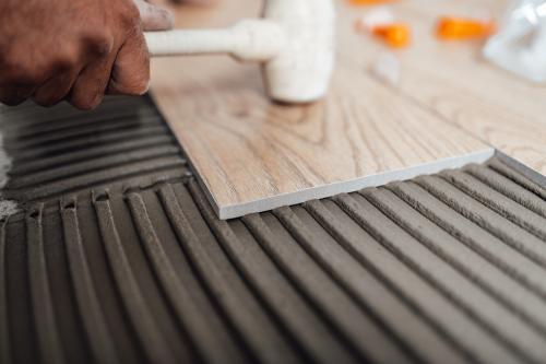 Стильная и удобная стенка на деревянном полу: советы и рекомендации 22