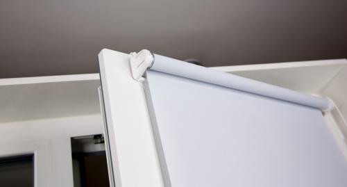 Как крепить рулонные шторы саморезами. Варианты крепления рулонных штор на пластиковые окна или к стене