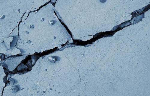 Как устранить трещины в полусухой стяжке пола. Трещины в полусухой стяжке пола: почему появились и как можно исправить ситуацию