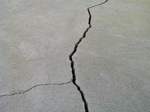 Как устранить трещины в полусухой стяжке пола. Трещины в полусухой стяжке пола: почему появились и как можно исправить ситуацию