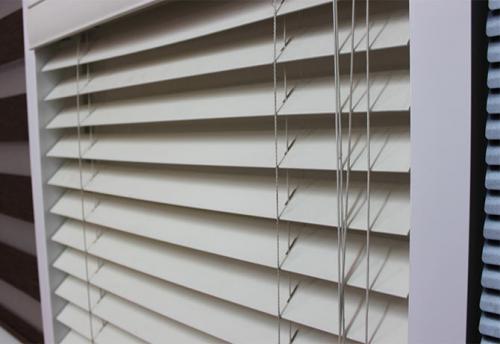 Установка жалюзи со струной. Конструкции и способы установки