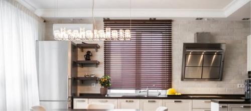 Как установить жалюзи на пластиковое окно. Установка жалюзи за 1 час – пошаговые инструкции для всех видов штор