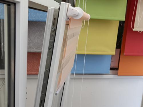 Как прикрепить рулонные шторы на окно без сверления. Разновидности и особенности конструкций 13