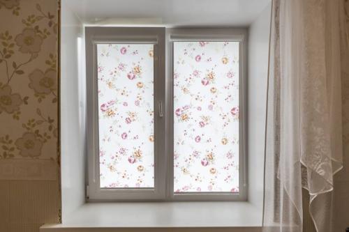 Как прикрепить рулонные шторы на окно без сверления. Разновидности и особенности конструкций